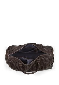 Vevd brun lær duffelbag med to rom, glidelås lukking og to topphåndtak. Fôret interiør med mørk stoff.