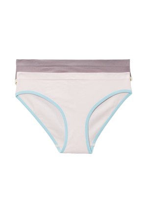 Deux culottes bikini en coton pour femmes, l'une rose clair avec un bord bleu à l'avant, l'autre violet discret uni à l'arrière, posées à plat sur un fond blanc.