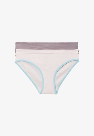 Deux culottes bikini en coton pour femmes, l'une rose clair avec un bord bleu à l'avant, l'autre violet discret uni à l'arrière, posées à plat sur un fond blanc.