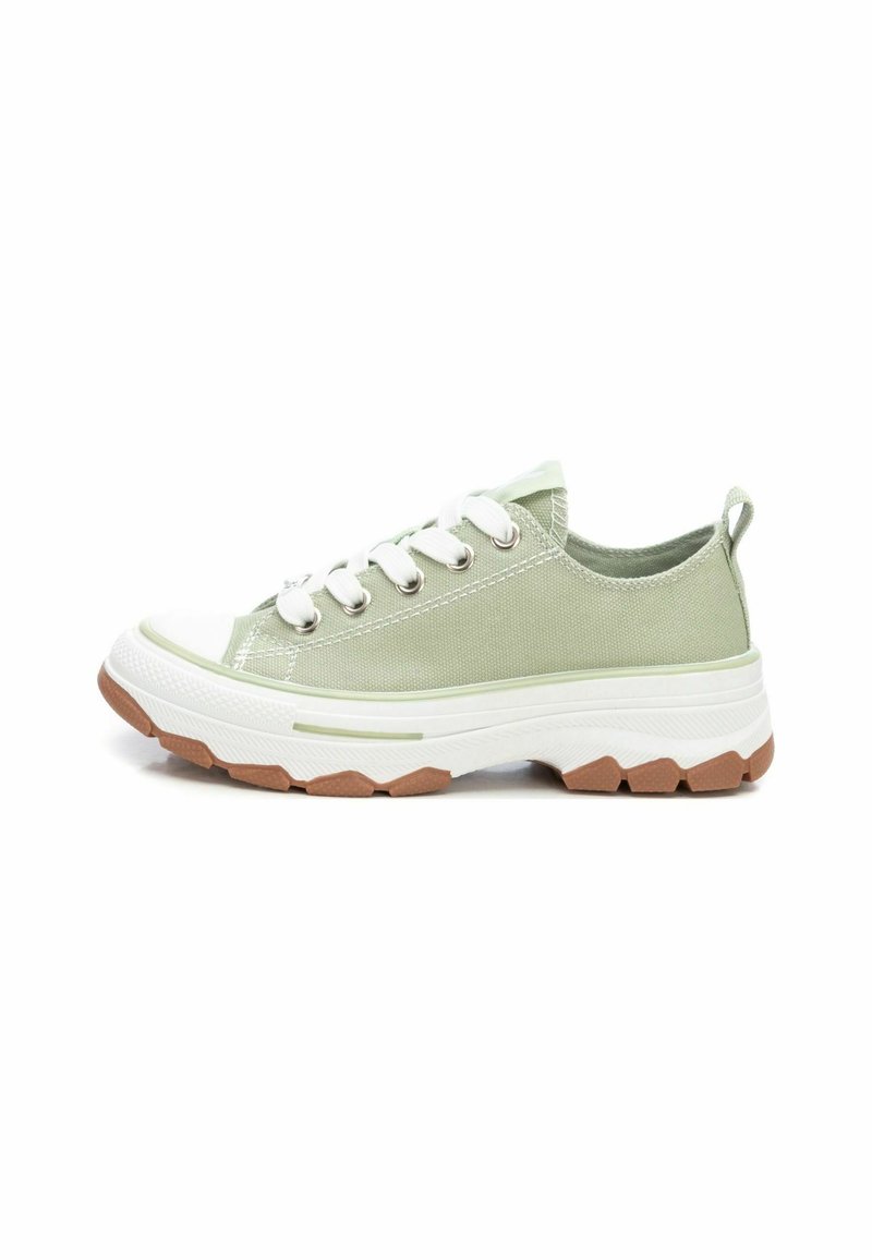 Zapatillas de lona verdes con cordones blancos, puntera de goma y suela blanca texturizada. Presenta una suela marrón gruesa para mayor tracción.