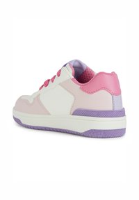 Zapatillas blancas y rosas con una suela púrpura texturizada, parte superior de cuero y malla, punta redonda y cordones contrastantes en rosa. Talón acentuado en lavanda.