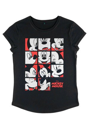 Sort t-shirt med et gitter af ni Mickey Mouse-udtryk i hvidt og rødt, med "Mickey Mouse" tekst nederst. Kortærmet.