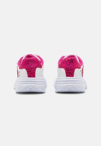 Weiße Sneakers mit einem pinken, glitzernden Akzent an der Ferse und Zunge, aus strukturiertem Material und mit einer robusten Gummisohle.