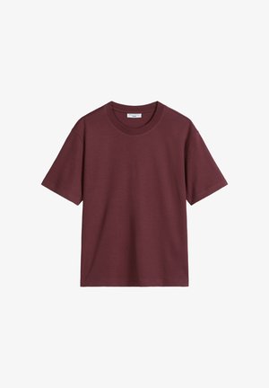 Schlichtes T-Shirt mit kurzen Ärmeln und Rundhalsausschnitt in dunklem Kastanienbraun, mit geradem Saum und sichtbarem Markenlabel im Krageninneren.