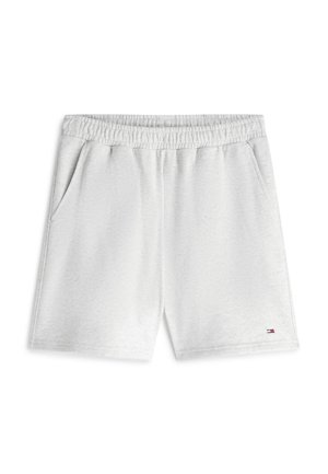 Lysegrå shorts med elastisk midje og sidelommer, med liten rektangulær logo i rødt, hvitt og blått nær nederste kant på venstre ben.