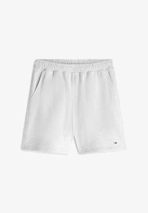 Lysegrå shorts med elastisk midje og sidelommer, med liten rektangulær logo i rødt, hvitt og blått nær nederste kant på venstre ben.