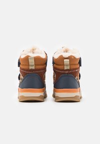 Brązowe i granatowe botki za kostkę z teksturowanej skóry, miękką podszewką i formowaną gumową podeszwą z pomarańczowymi akcentami.