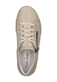 Beige nahkaiset tennarit, joissa on pyöreä kärki, nauhoitus edessä ja sivuistuinvetoketju. Ominaisuuksiin kuuluu sileä pinta ja kontrastivärinen ommel. Brändin nimi näkyy sisäpuolella.