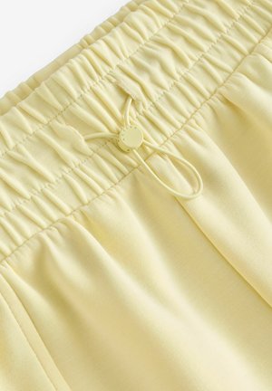 Șorturi galbene cu bandă elastică, textură plisată, șnur ajustabil și material neted. Design simplu, fără modele sau accente.
