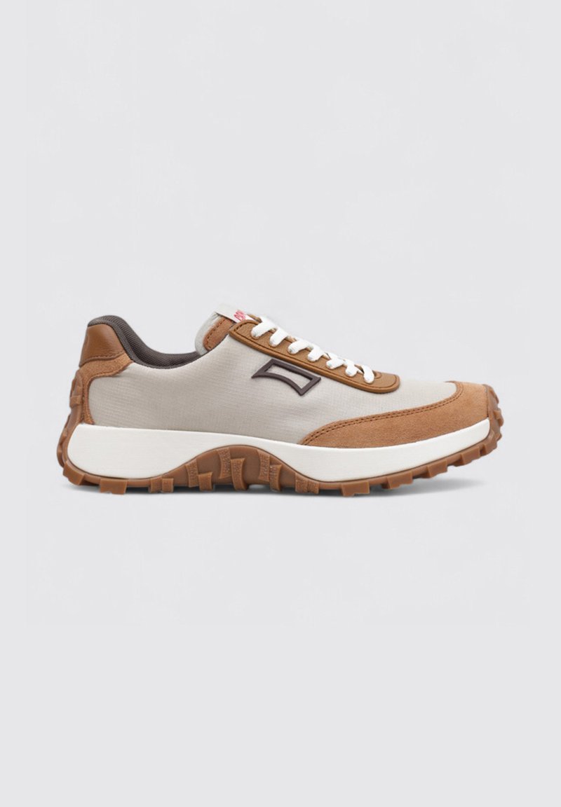 Sneakers med överdel i beige kanvas, bruna mockadetaljer, vit gummisula och texturerad brun yttersula; har bruna logodetaljer.