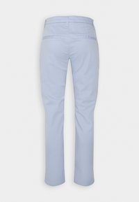 Vaaleansiniset puuvillahousut suoralahkeisella mallilla. Niissä on kaksi takataskua ja tasainen vyötärönauha. Sileä pinta ilman näkyviä kuvioita.