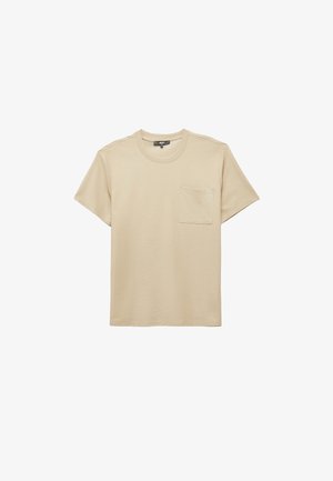 Beige T-shirt met korte mouwen van zachte katoen, met een ronde halslijn en een borstzak aan de linkerkant. Glad textuur.