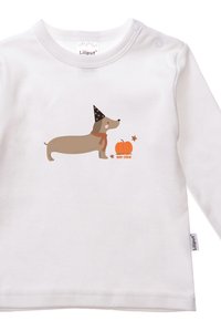 Weißes Langarmshirt mit einem tanfarbenen Dackel in einem schwarzen Partyhut, umgeben von einem orangefarbenen Kürbis und dem Text "Boo Crew" in einem verspielten Design.