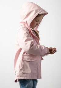 Jasnoróżowa wodoodporna kurtka z kapturem, przednimi kieszeniami i elastycznymi mankietami. Gładka faktura i napy. Prosty, funkcjonalny design.