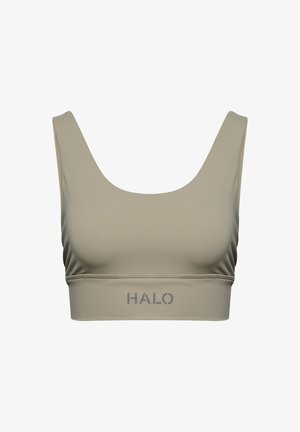 Bezramieniowy stanik sportowy w oliwkowym kolorze, wykonany z miękkiego, elastycznego materiału. Posiada szeroką taśmę z nadrukiem "HALO" w szarym kolorze z przodu.