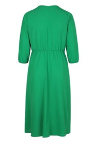 Grünes Kleid, knielang, aus glattem Stoff. Mit Rundhalsausschnitt, Dreiviertelärmeln und einem elastischen Taillenbund für eine schöne Silhouette.