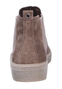 Bottines en suede marron avec un dos texturé, un bout arrondi et une semelle en caoutchouc striée. Comprend un accent métallique circulaire au niveau du talon.