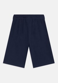 Shorts en coton bleu marine avec une taille élastique, coupe droite et coutures plates, conçus pour le confort et la liberté de mouvement.