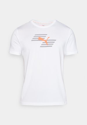 Λευκό μπλουζάκι κοντό μανίκι από λείο ύφασμα, με πορτοκαλί λογότυπο Puma και γκρί ρίγες στην μπροστινή πλευρά. Στρογγυλή λαιμόκοψη.