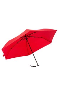 Ombrello rosso con design della tenda arrotondata, struttura in metallo nero e costole di supporto. Il manico presenta un cinturino da polso per un facile trasporto.