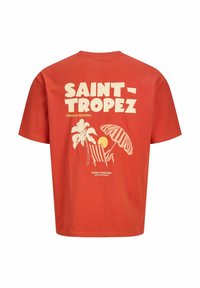 Camiseta de algodón roja con un gráfico de escena de playa que incluye palmeras, un sol y una tumbona. Texto en blanco en negrita que dice "SAINT-TROPEZ."