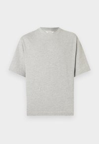 Γκρι κοντομάνικο T-shirt με στρογγυλή λαιμόκοψη, φτιαγμένο από απαλό βαμβακερό ύφασμα, με απλό σχέδιο και μονόχρωμο χρώμα. Χωρίς ορατά λογότυπα ή σχέδια.