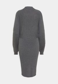 Graues Strickkleid mit langen, voluminösen Ärmeln, geripptem Textur an Taille und Saum sowie einer taillierten Silhouette. Die Rückansicht zeigt einen runden Halsausschnitt.