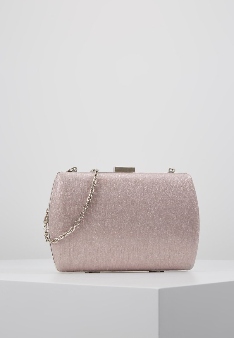 Pochette rectangulaire métallique rose avec une chaîne argentée et un fermoir rectangulaire argenté, posée sur une surface blanche.