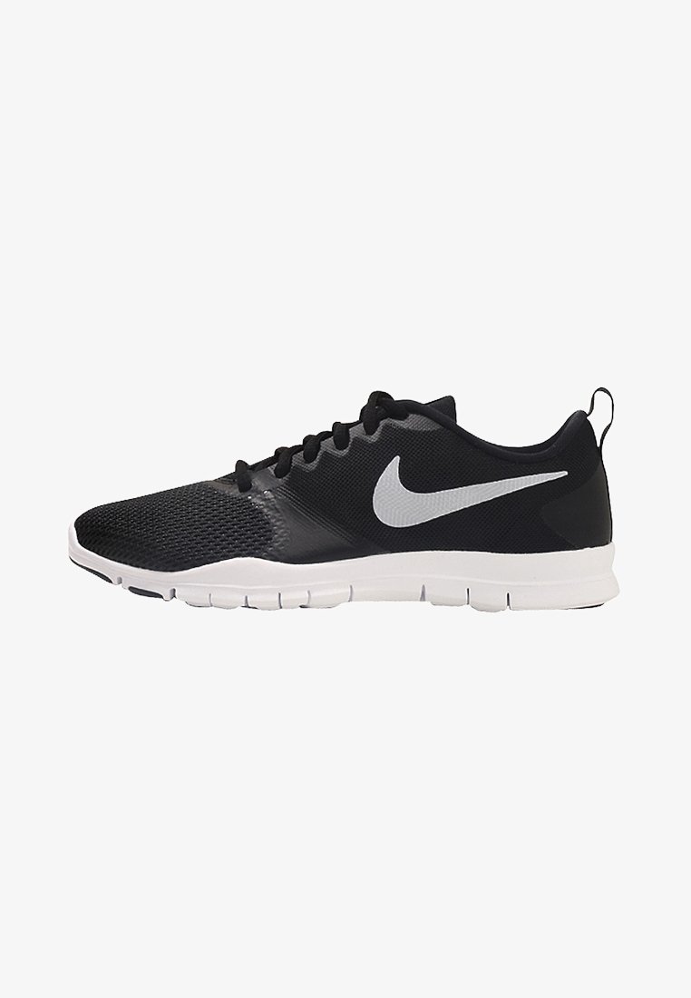 Czarne buty sportowe z siateczkową cholewką, białą podeszwą i wyraźnym szarym logo Nike. Posiadają fakturowane wykończenie i lekką konstrukcję.