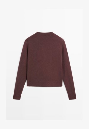 Burgunderfarbener Rippstrickpullover mit langen Ärmeln, Rundhalsausschnitt und cropped Design. Weiche Textur, keine sichtbaren Logos oder Muster.