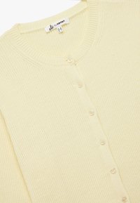 Vaaleankeltainen ribbiknit-kardigan, jossa on pyöreä pääntie ja kuusi pientä nappia edessä. Pehmeä rakenne, jossa ei ole näkyviä kuvioita.