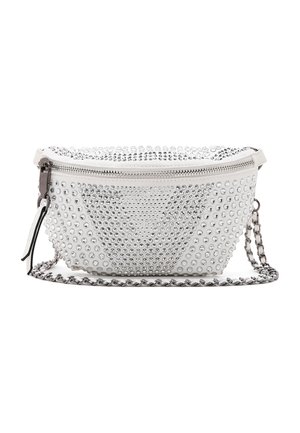 Biała skórzana torebka na ramię z srebrnymi ćwiekami i srebrnym łańcuszkiem, z zamkiem błyskawicznym na górze.