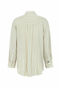 Kremowa koszula z długim rękawem w pionowe granatowe paski, zapinana na mankiety, z plisą z tyłu dla lepszej swobody ruchów. Miękki materiał, luźny krój.