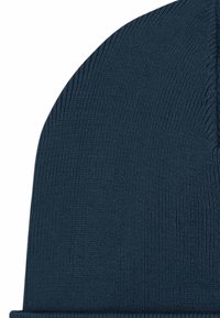 Bonnet tricoté bleu foncé avec une texture côtelée et un ourlet replié, présentant une finition lisse sans motifs ni accessoires supplémentaires.