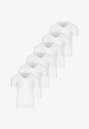 Six t-shirts blancs unis à col en V et manches courtes, disposés en ligne diagonale sur un fond blanc.