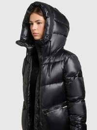 Giacca a vento nera imbottita con grande cappuccio regolabile, texture trapuntata, cerniera frontale e tasche laterali con zip. Materiale liscio e lucido.