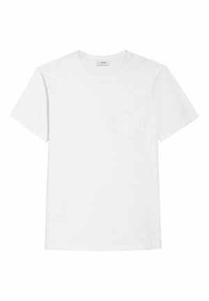 Prosty biały t-shirt z krótkim rękawem i okrągłym dekoltem, z małą kieszonką na piersi po lewej stronie, prezentowany na białym tle.