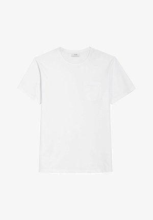Prosty biały t-shirt z krótkim rękawem i okrągłym dekoltem, z małą kieszonką na piersi po lewej stronie, prezentowany na białym tle.