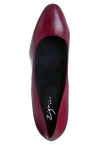 Chaussure plate pour femme en cuir bordeaux à bout pointu avec intérieur noir et semelle intérieure de marque, vue de dessus sur fond blanc.
