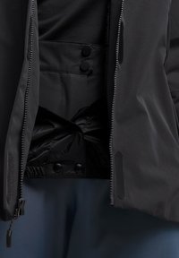 Schwarze Zip-Jacke mit einer glatten, wasserabweisenden Außenseite, Innenfutter, Druckknöpfen und elastischem Saum an der Taille.