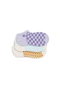 Drei Paar niedrig geschnittene Socken: lavendel mit einem Karomuster, blau und creme mit einem orangefarbenen Karomuster. Weiches Material aus Baumwollmischung.