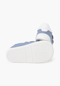 Blaue Leder-Sneaker mit weißen Akzenten, flache Gummisohle, verstellbarer Riemen, runde Zehenform, strukturierte Oberfläche, Branding auf der Sohle.