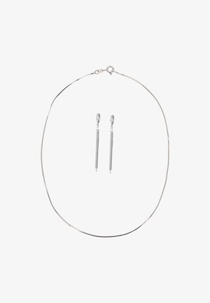 Ezüst nyaklánc sima, rugalmas lánccal és finom kapoccsal; hosszú, vékony, lógós fülbevalókkal kísérve.