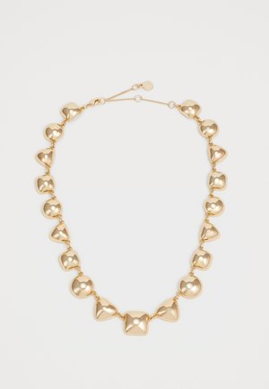 Collier chaîne en or avec des maillons alternés en forme de cœur gonflé, cercle, triangle et carré, sécurisé par un fermoir mousqueton avec une rallonge.