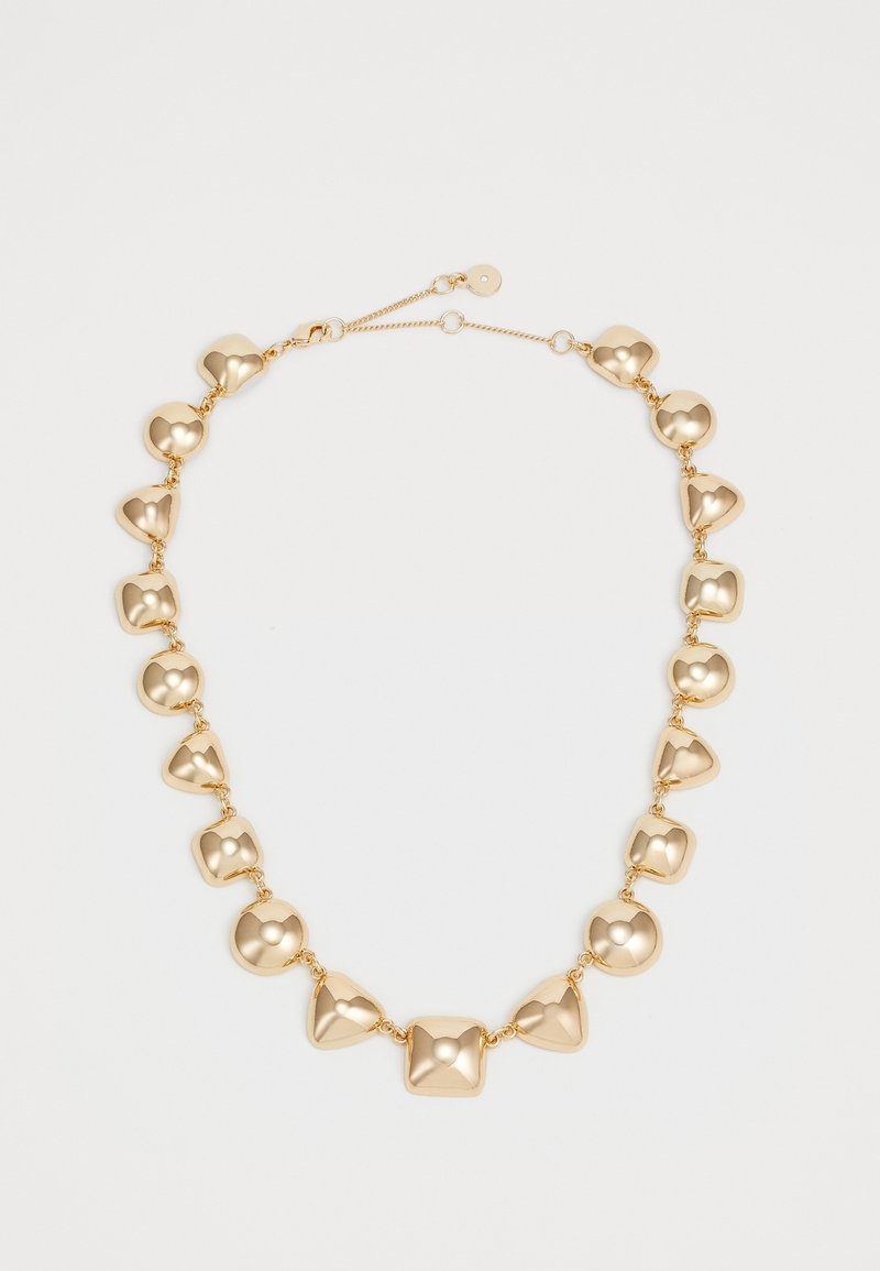Collier chaîne en or avec des maillons alternés en forme de cœur gonflé, cercle, triangle et carré, sécurisé par un fermoir mousqueton avec une rallonge.