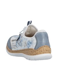 Baskets bleu et blanc avec une semelle en liège, dotées d'un design texturé, de motifs perforés et de lacets élastiques pour un enfilage facile.