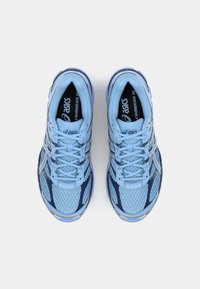 ASICS SportStyle GEL CUMULUS 16 UNISEX - Tossud - stone wash/independence blue