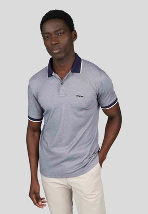 Polo shirt pour homme gris avec un col et des poignets navy, à manches courtes et un détail de logo discret sur la poitrine. Tissu lisse avec une coupe classique.