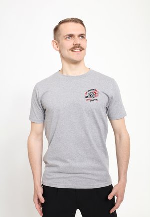 Grijze T-shirt met korte mouwen, voorzien van een kleurrafische opdruk op de borst met tekst en een onderscheidend ontwerp, gemaakt van een zachte stof.
