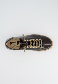 Bruine lakleren sneaker met beige veters, ronde neus, rubberen zool en logo op de binnenzool. Beschikt over gouden oogjes voor de veters.
